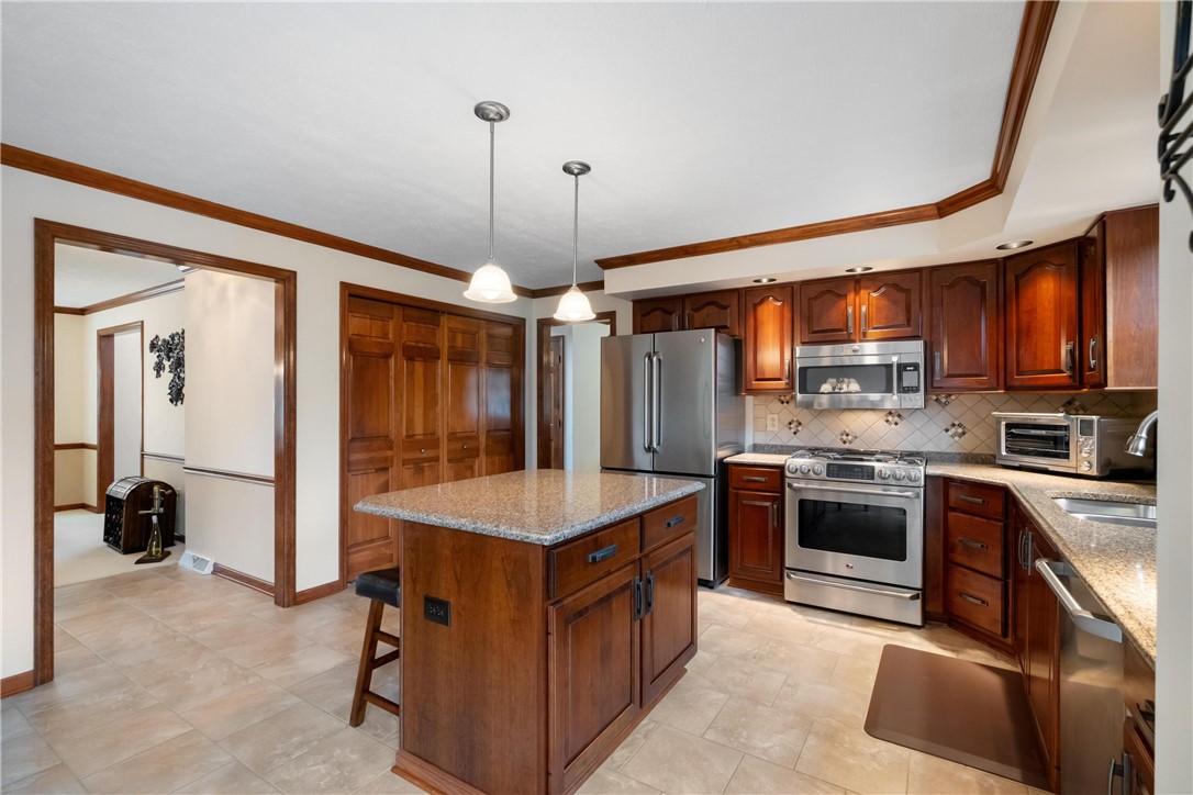 233 Meadowbrook Dr