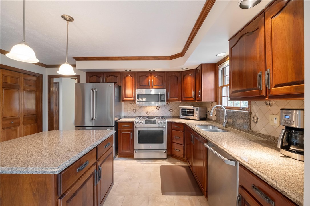 233 Meadowbrook Dr