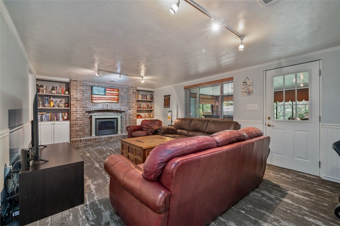 1110 Greenlawn Dr