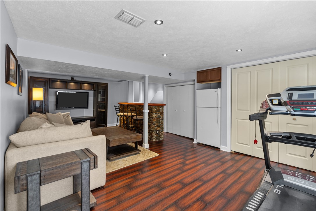 300 Larch Ln