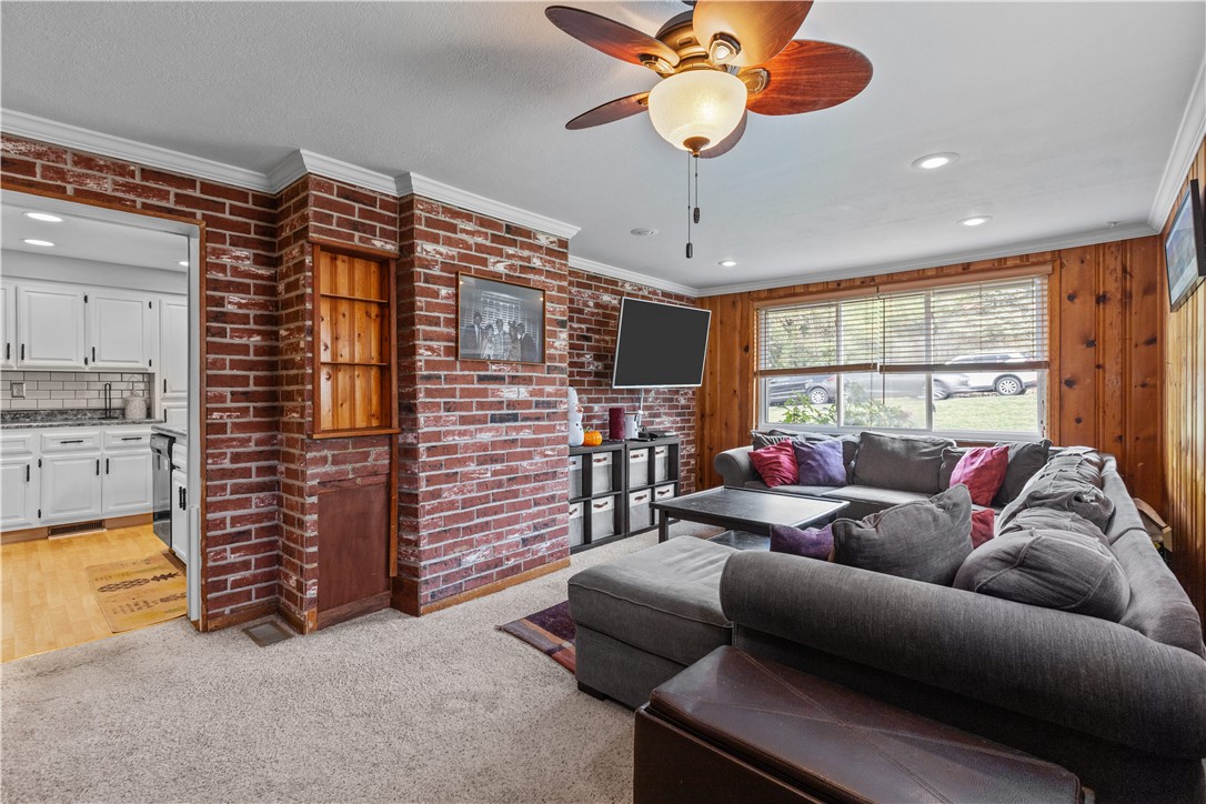300 Larch Ln