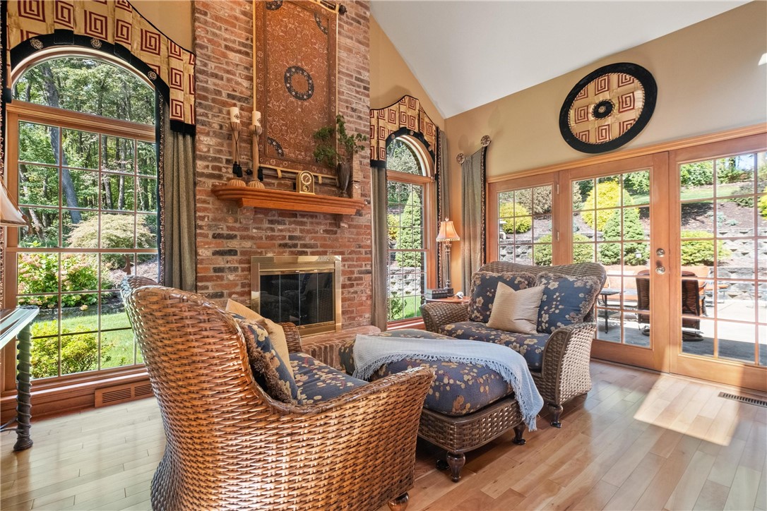 800 Arbordale Lane