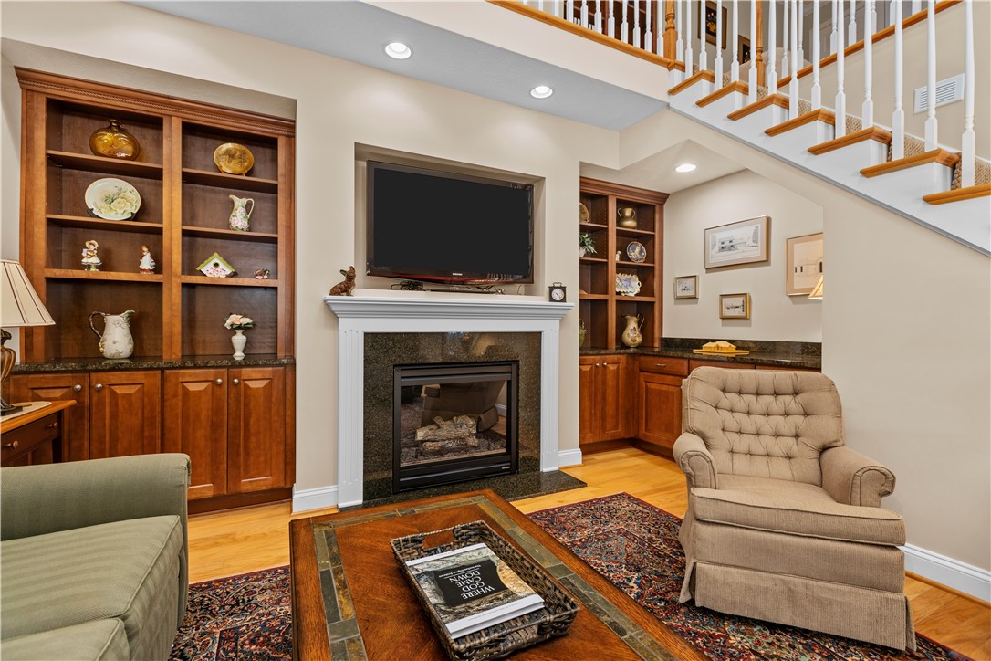 2201 Ambassador Ln