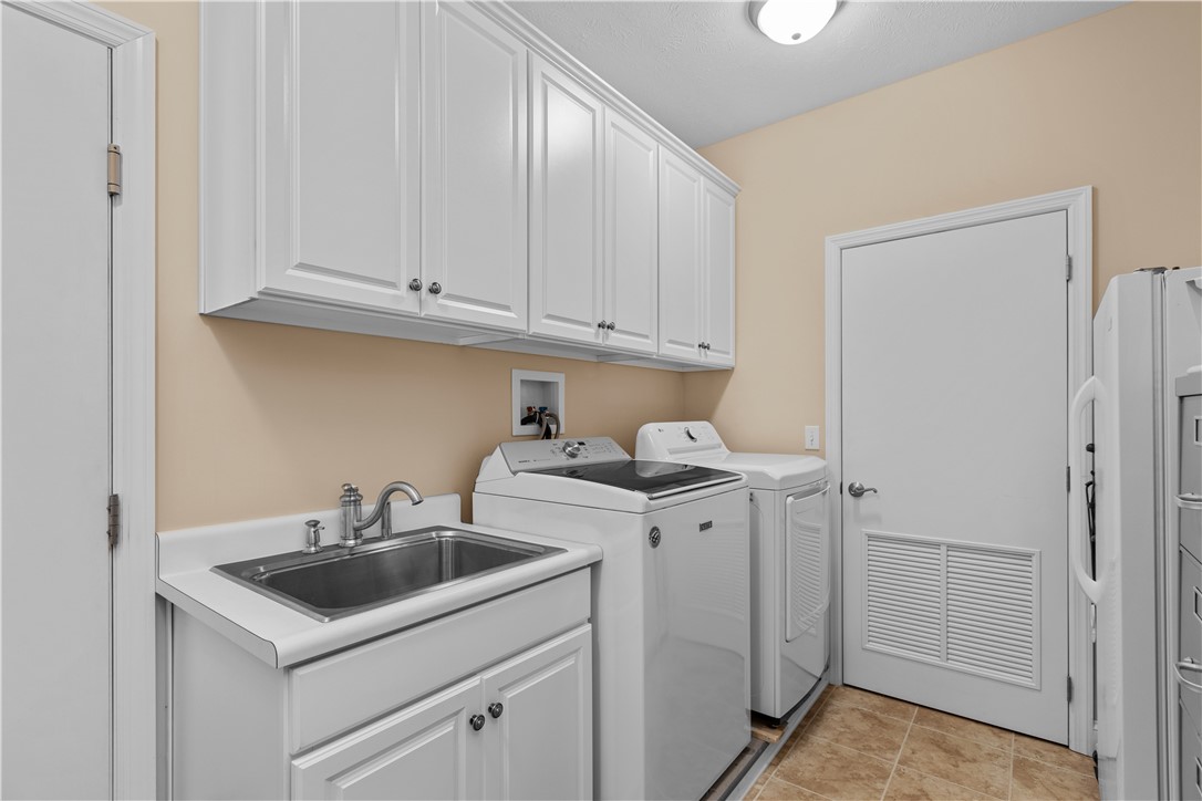 2201 Ambassador Ln
