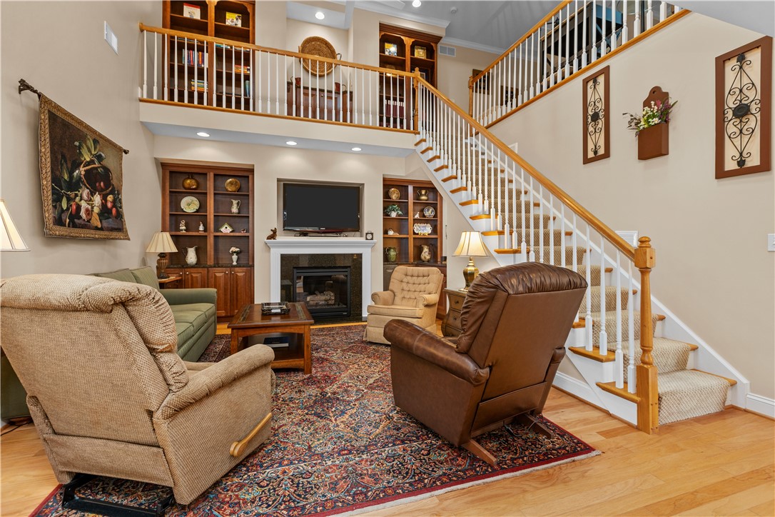2201 Ambassador Ln