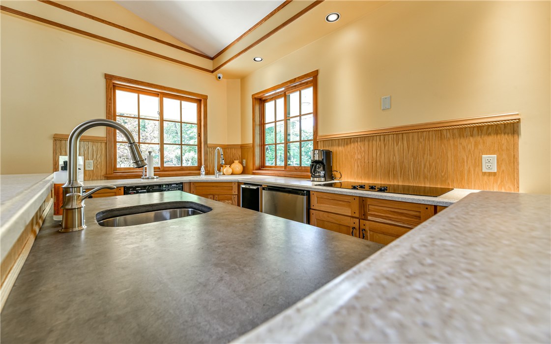 564 Macleod Dr