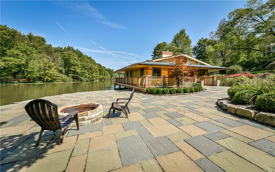 564 Macleod Dr