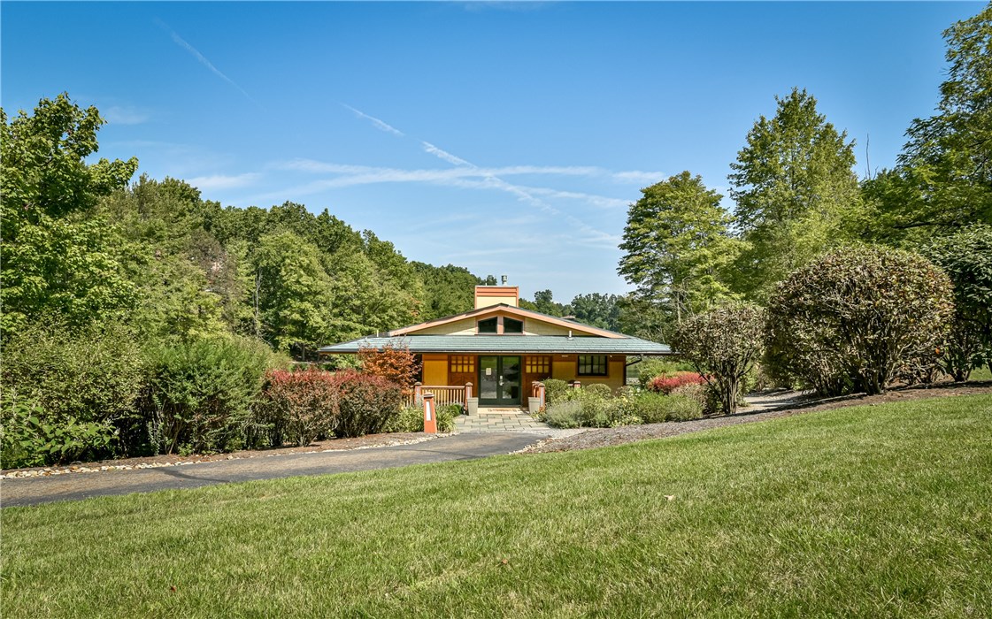 564 Macleod Dr