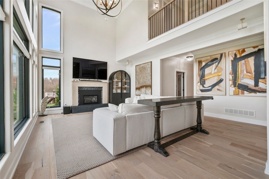 2012 W Grove Dr