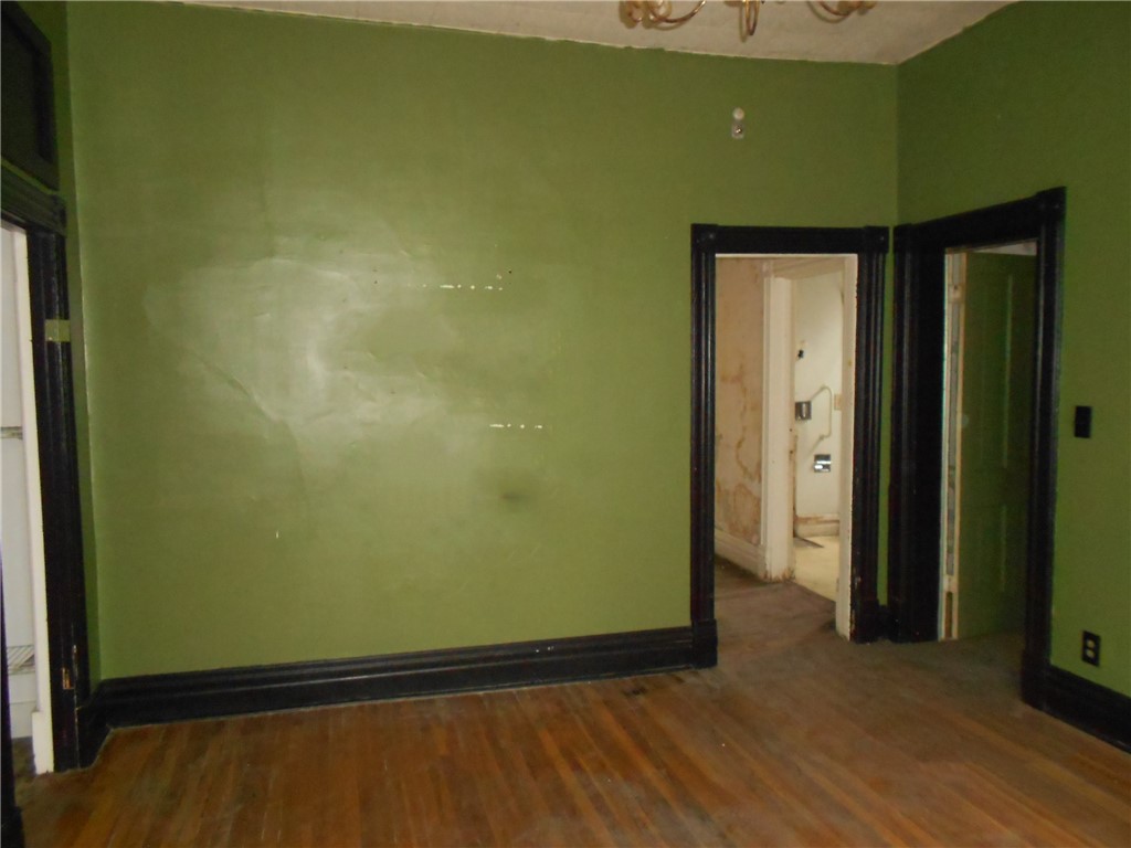 198 W Pearl St