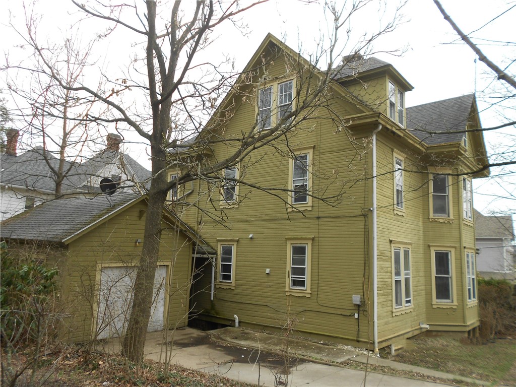 198 W Pearl St