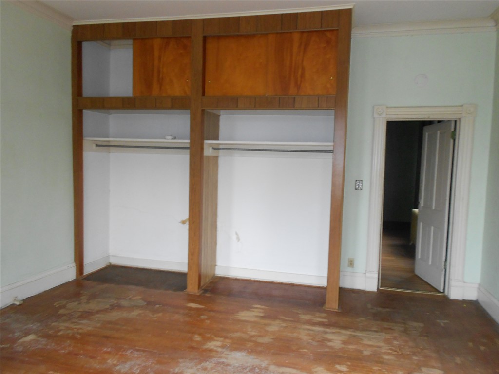 198 W Pearl St