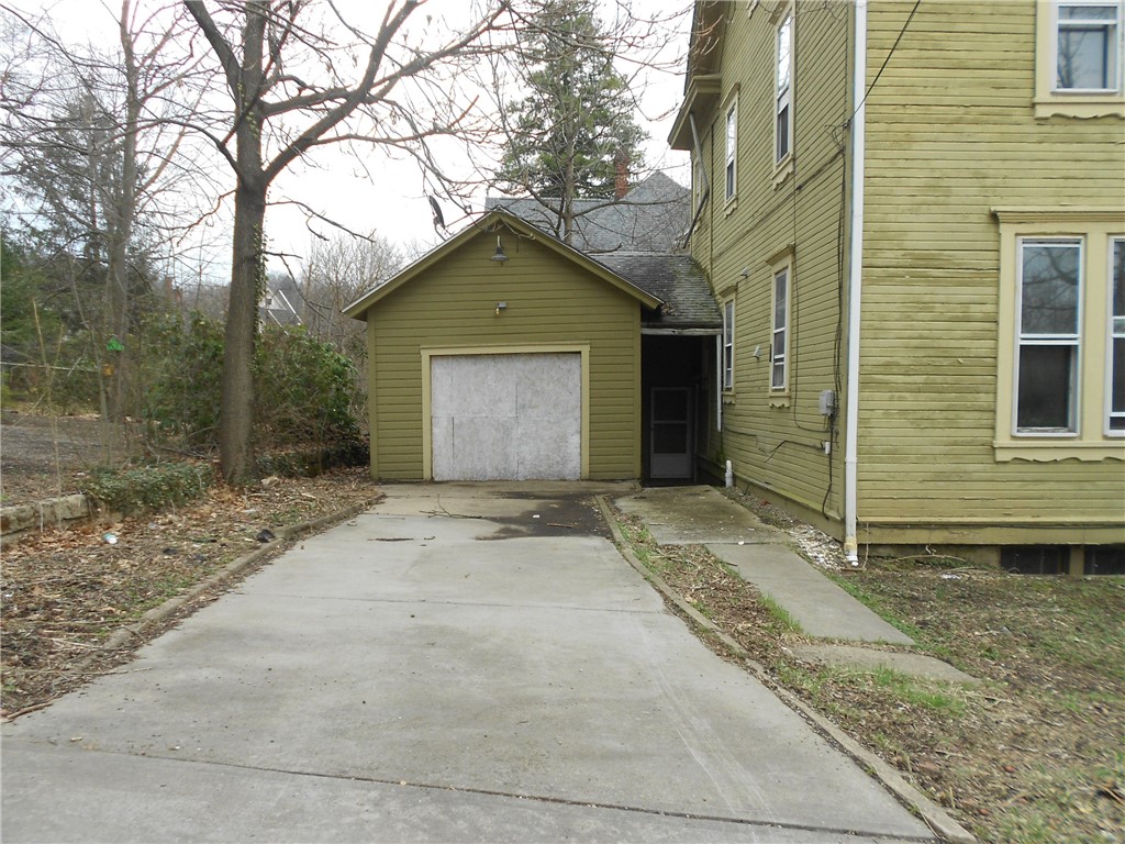 198 W Pearl St
