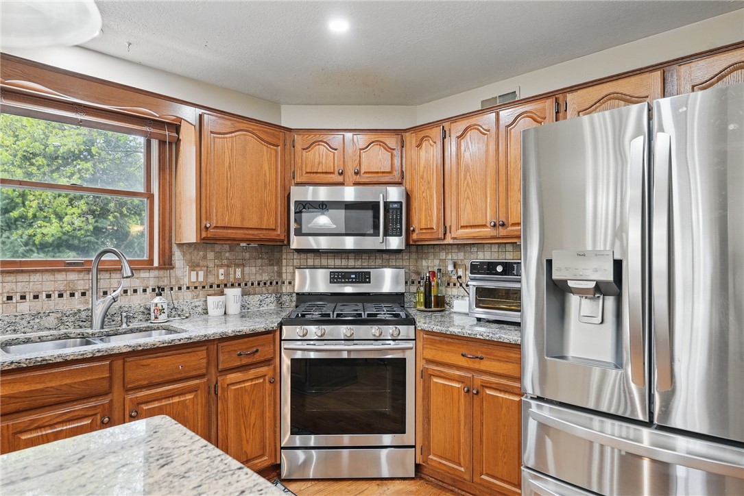 211 Meadowbrook Dr