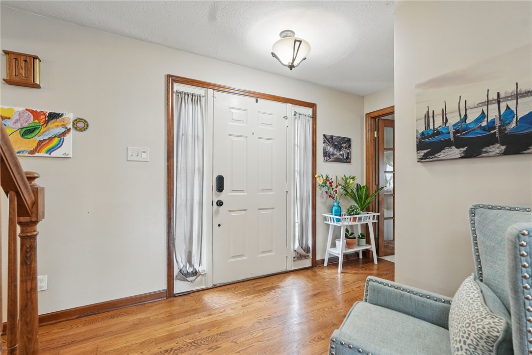 211 Meadowbrook Dr