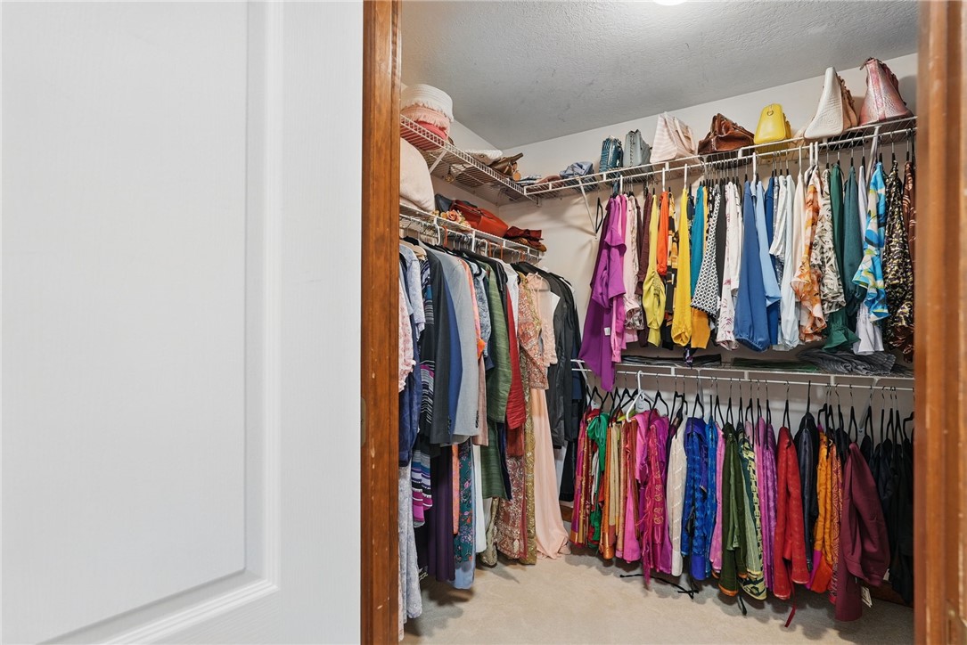 211 Meadowbrook Dr