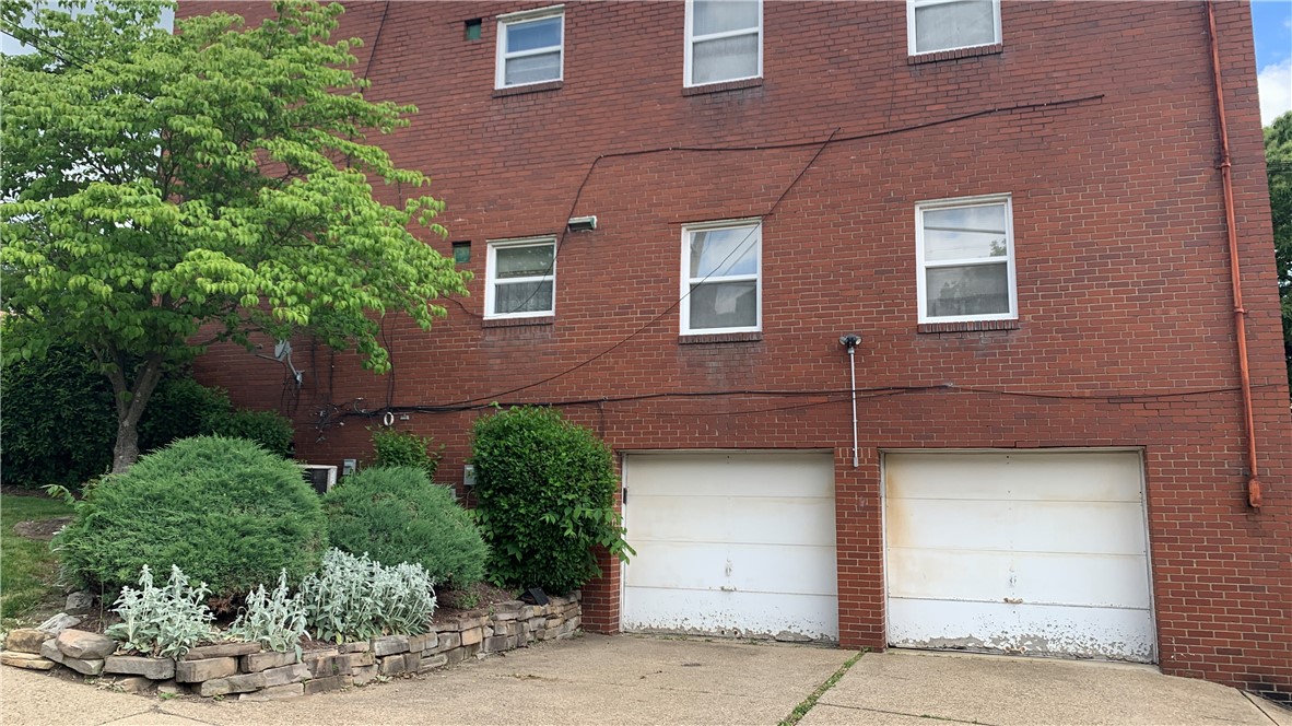 2237 Broadway Ave