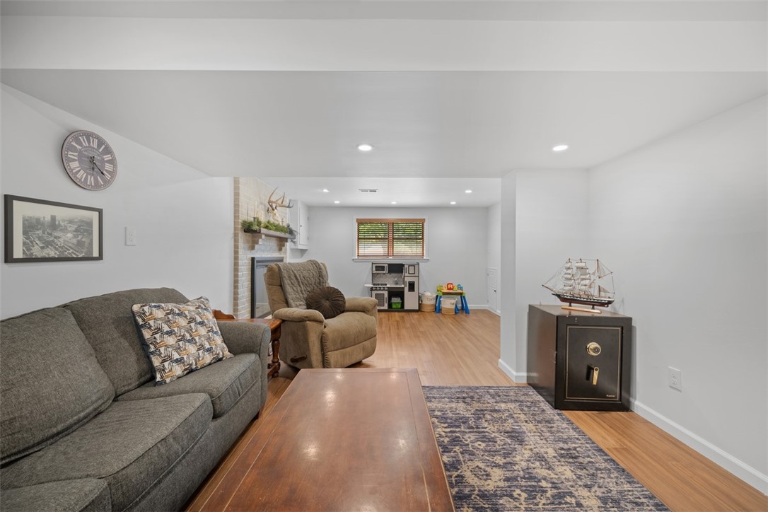 2925 Albine Dr