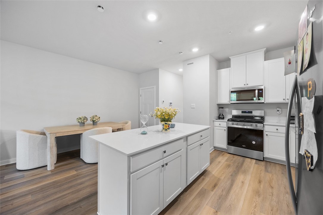 106 Delmonica
