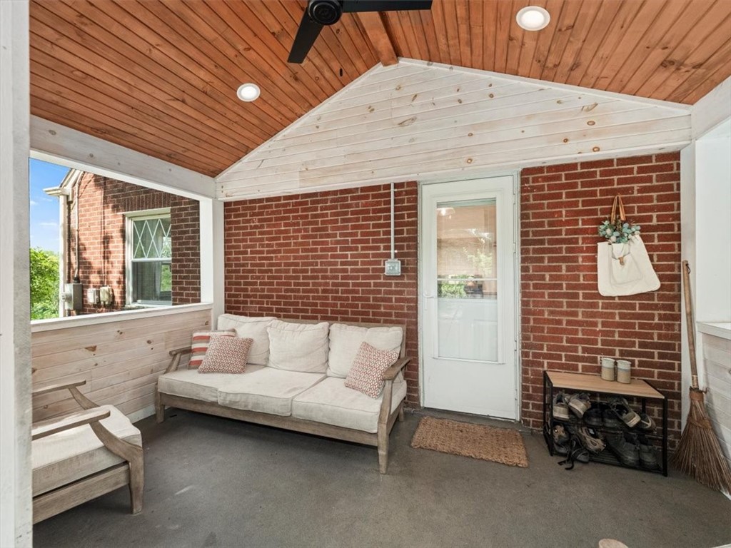 141 Manor Rd