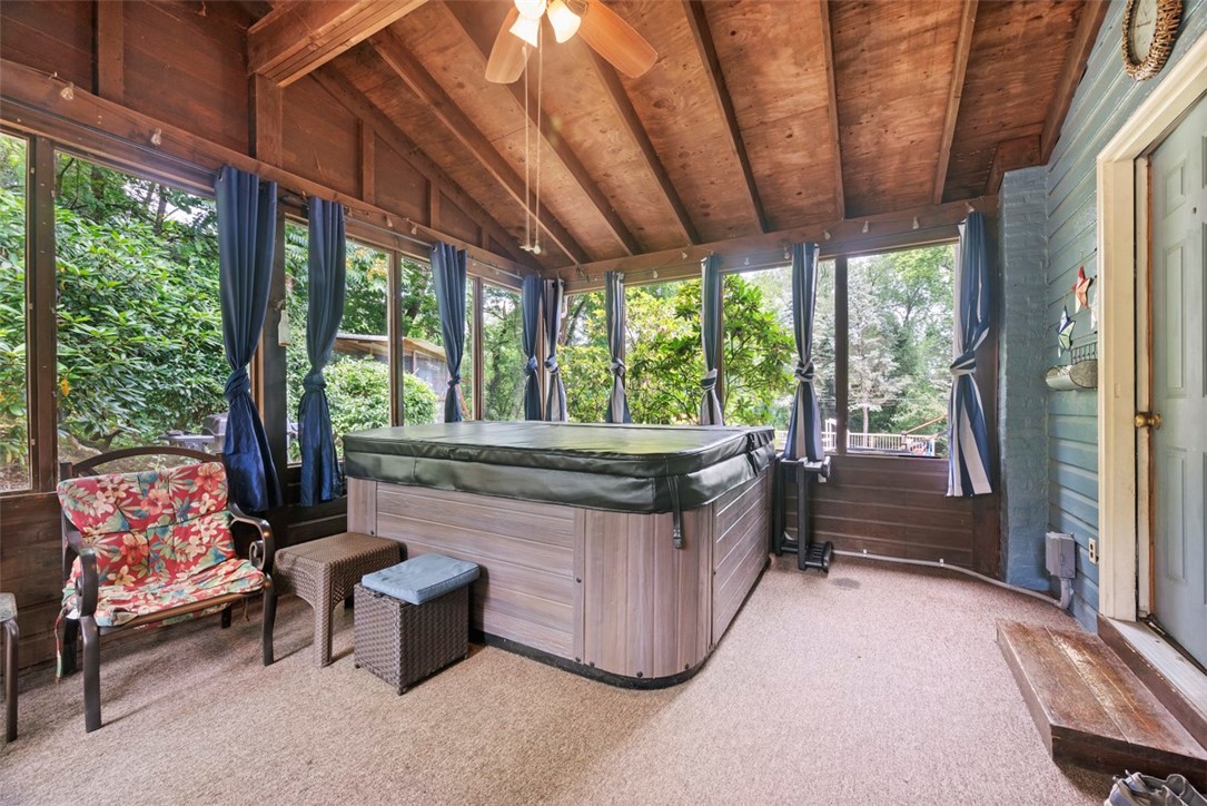 111 Hillcrest Dr