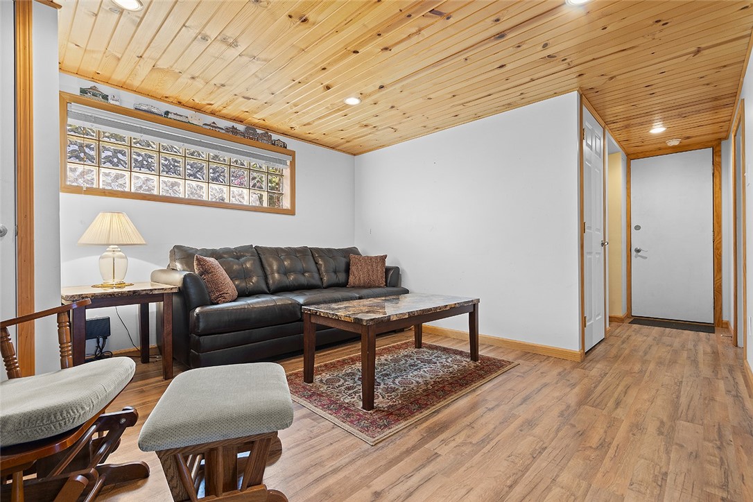 111 Knoll Dr