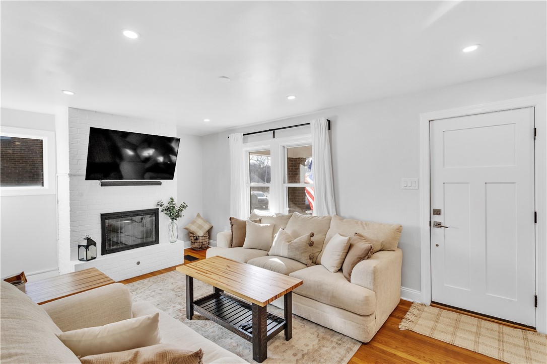 112 Lansing Ave