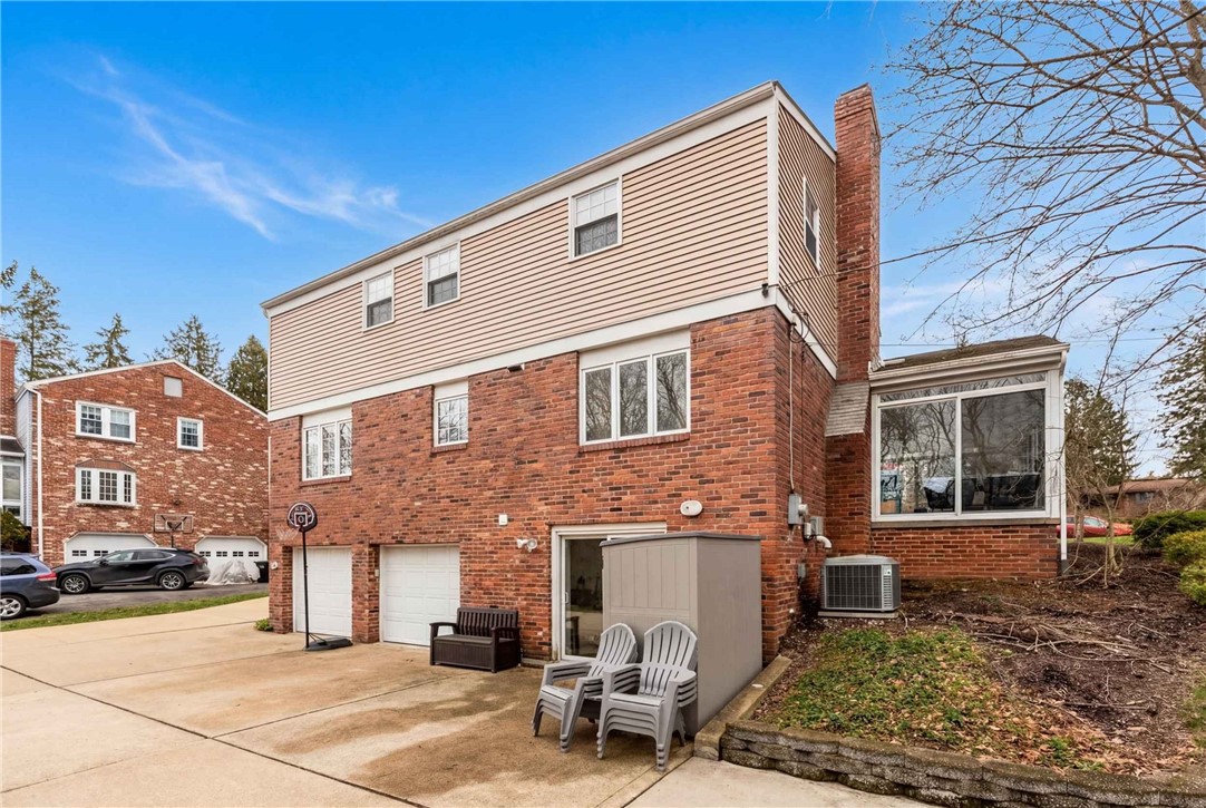 1011 Apple Hill Ln