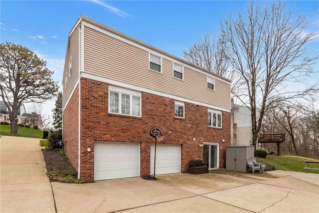 1011 Apple Hill Ln