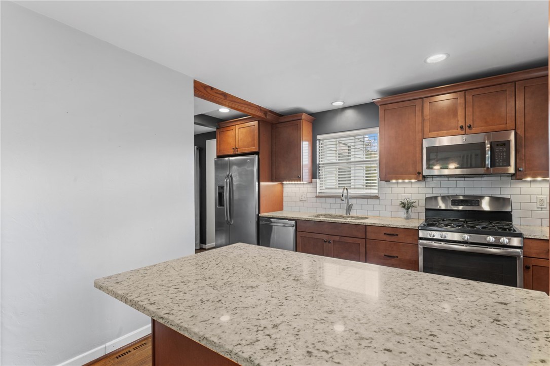 1553 Crestview Dr