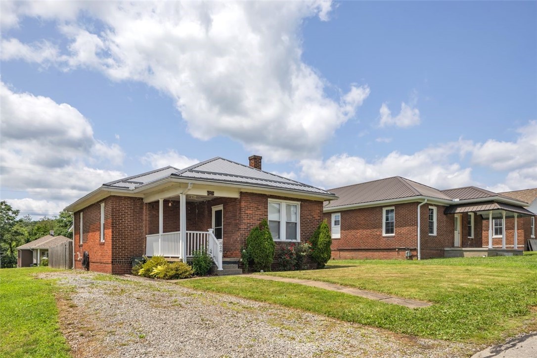 828 John St