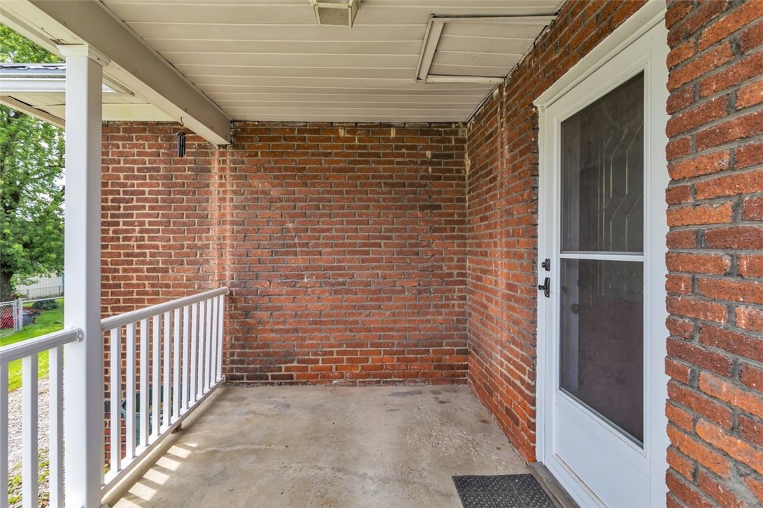 828 John St