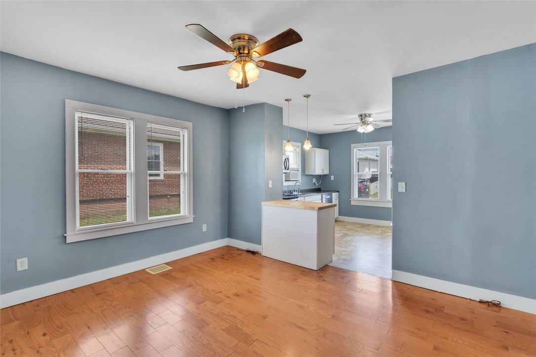 828 John St