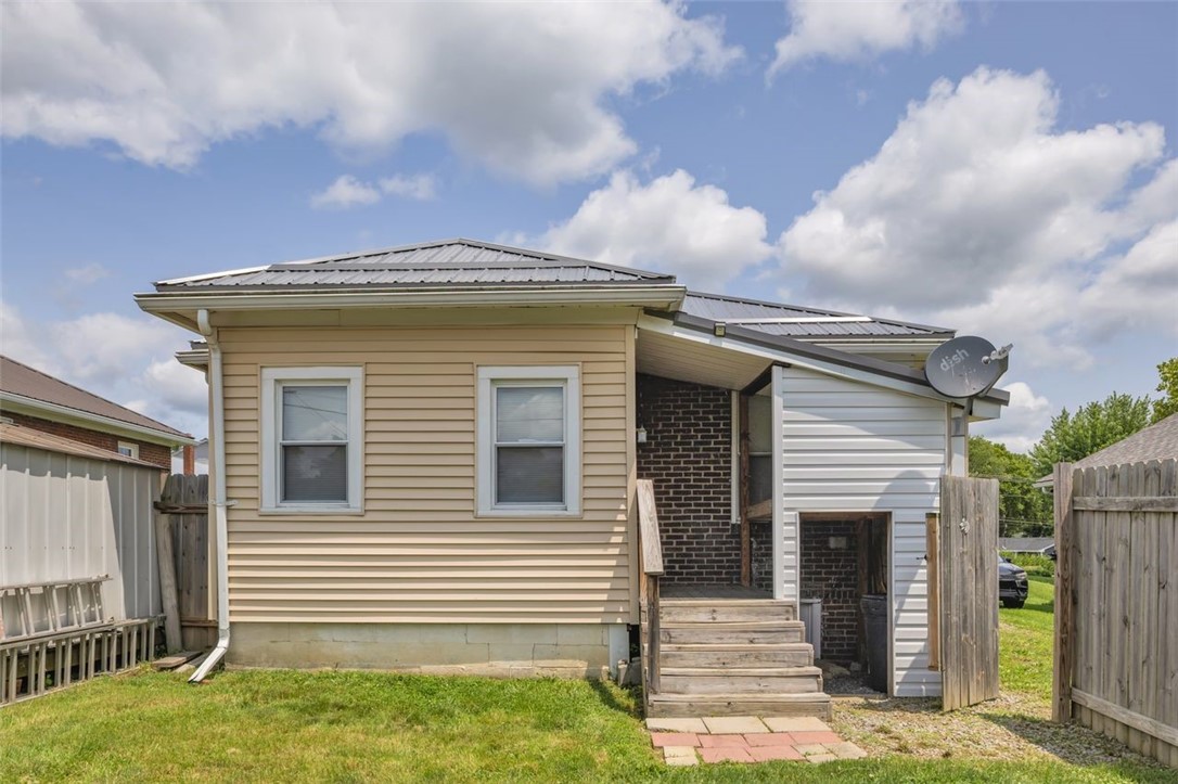 828 John St