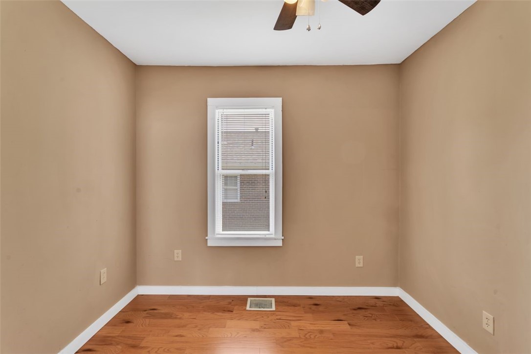 828 John St