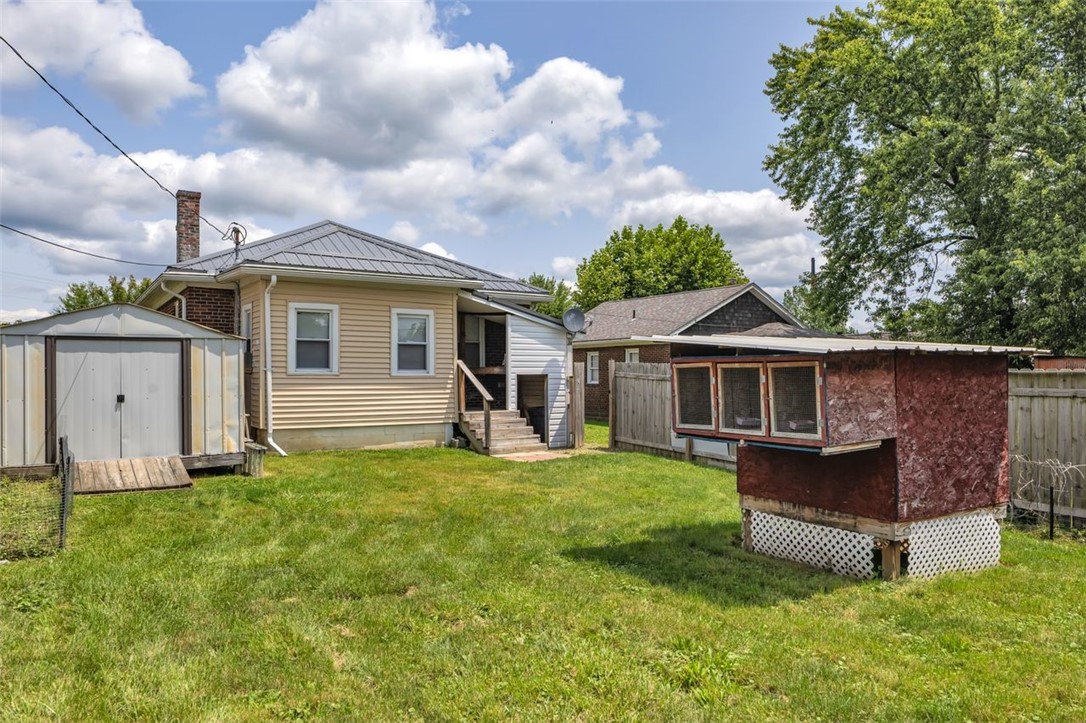 828 John St
