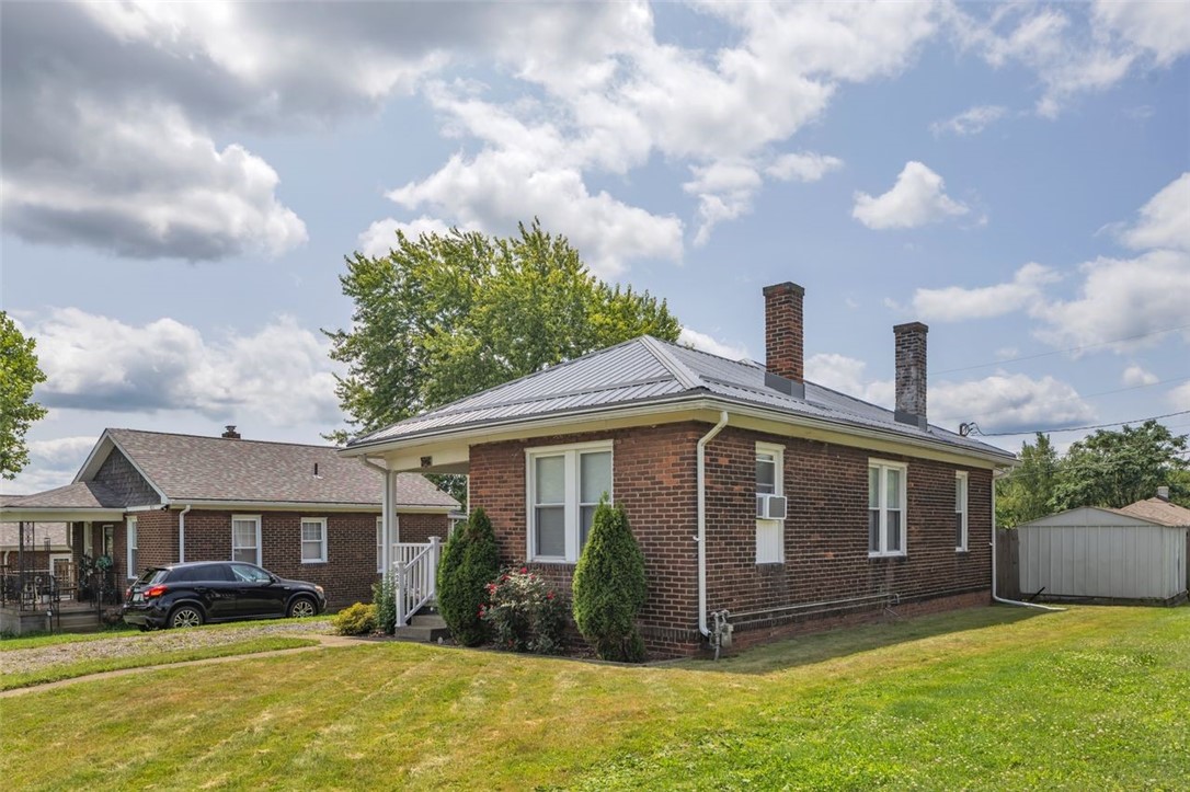 828 John St