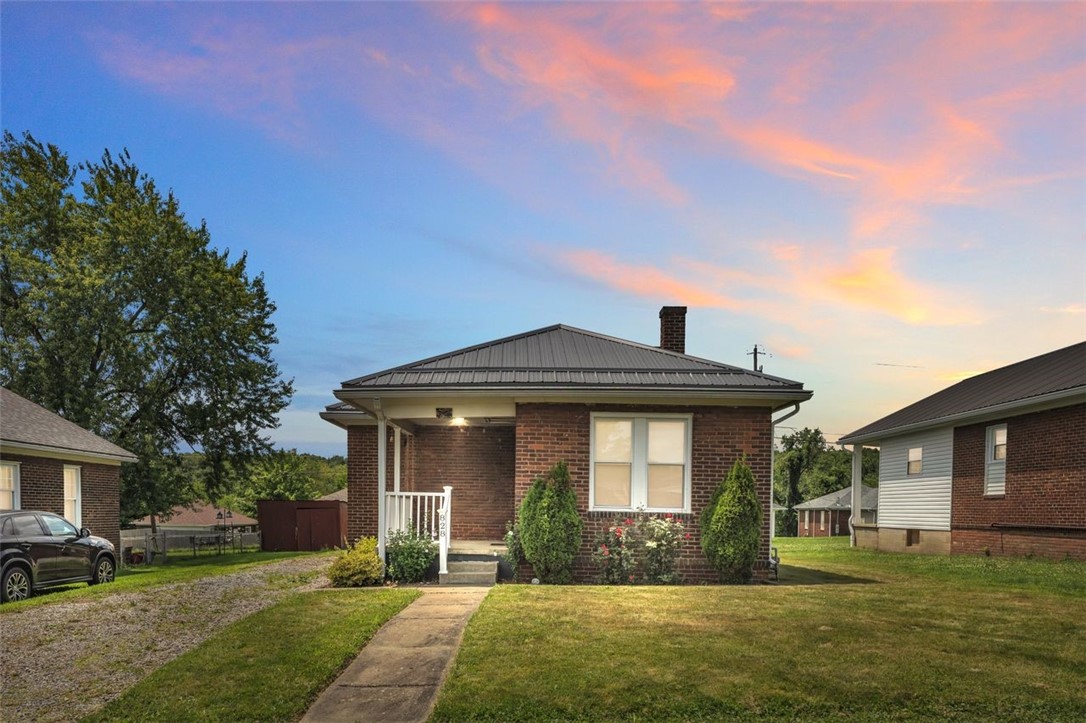 828 John St