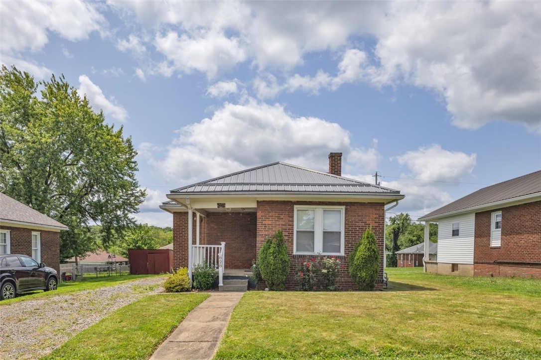 828 John St