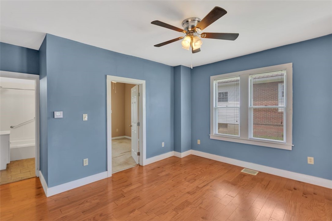 828 John St