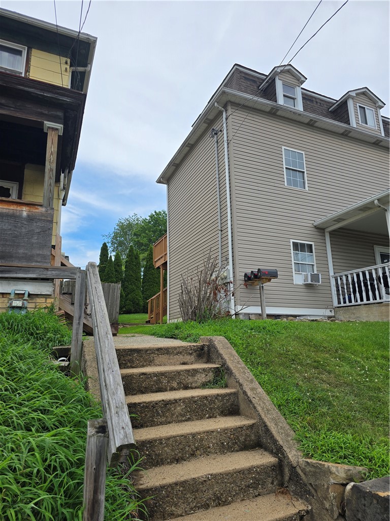 196 W Madison St 4