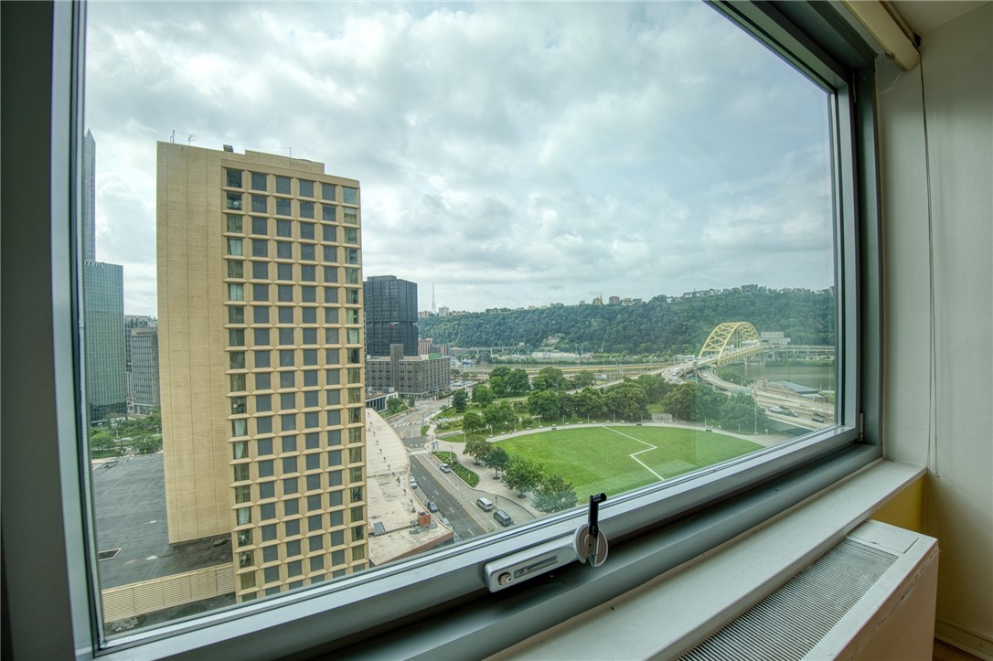 320 Fort Duquesne Blvd 16B