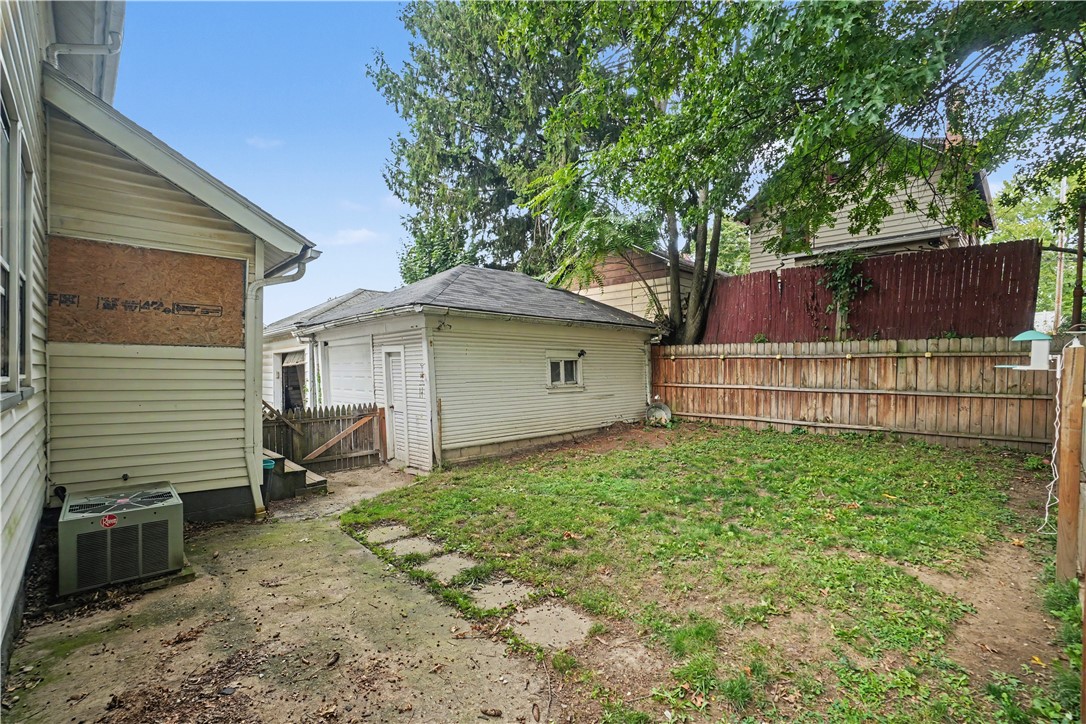 16 W Moody Ave