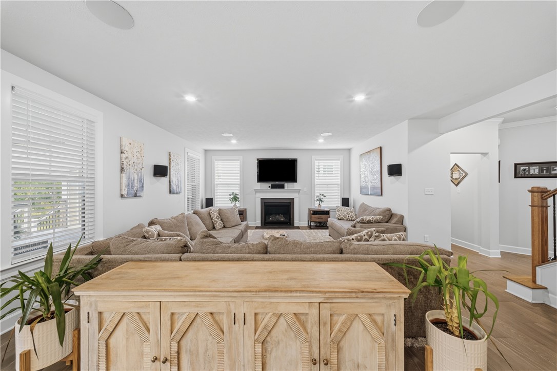 325 Crest Ln