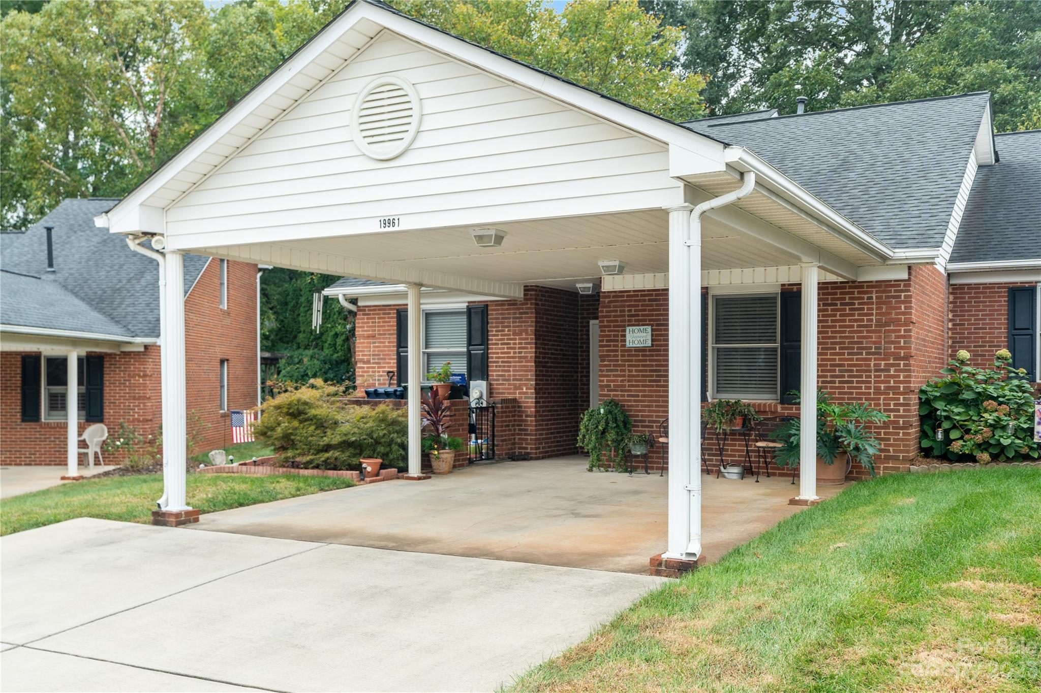 19961 Oak Leaf Circle