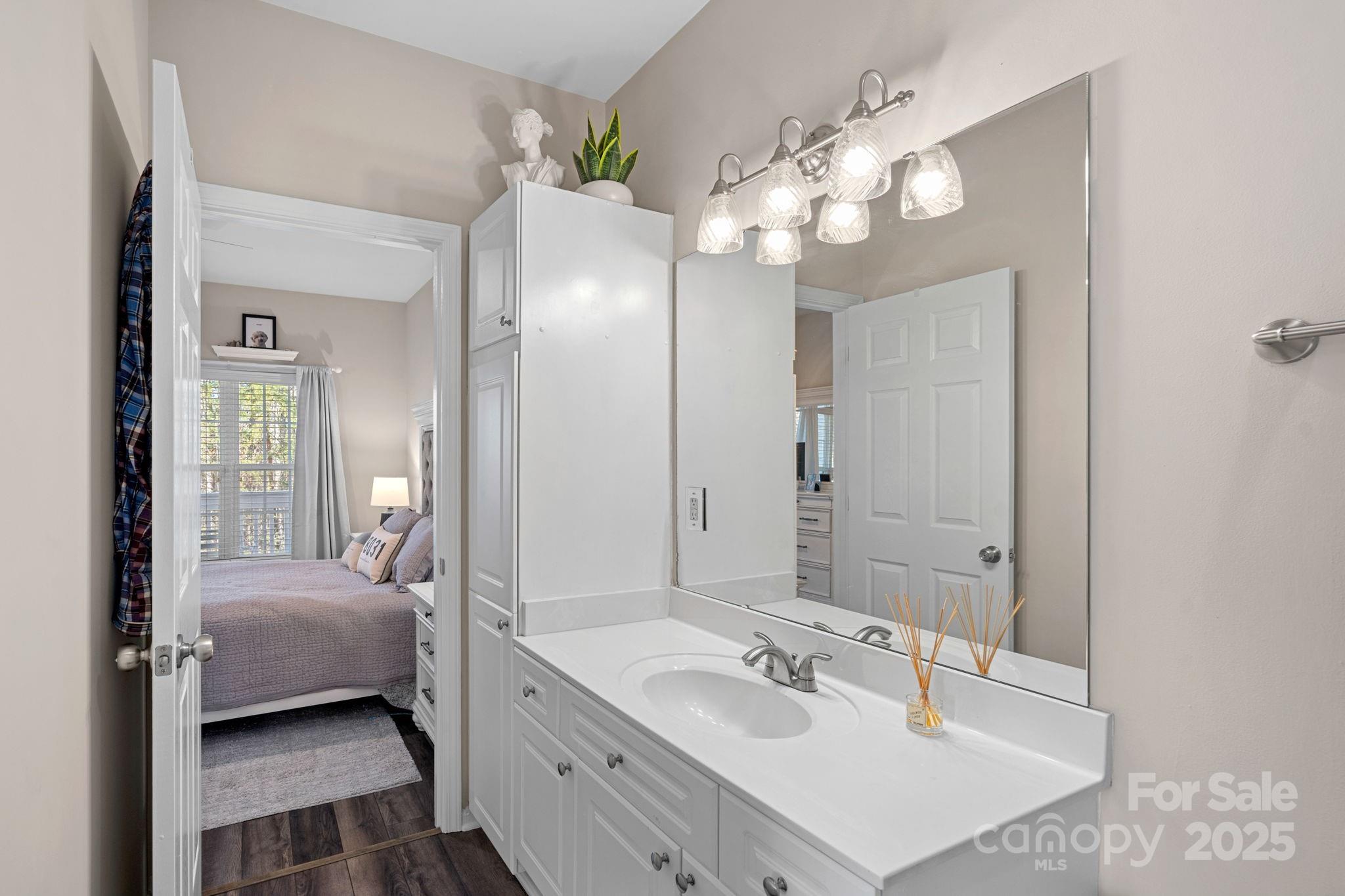 8938 Rosalyn Glen Road