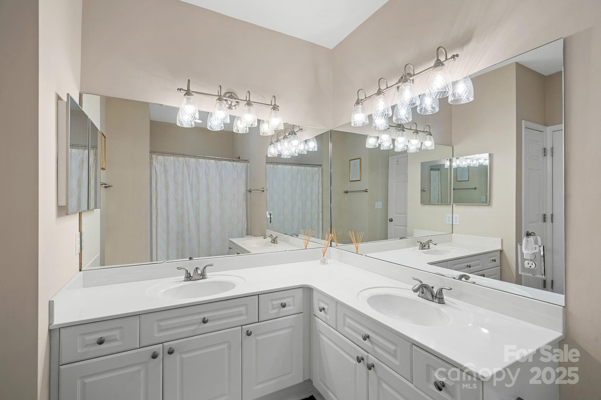 8938 Rosalyn Glen Road