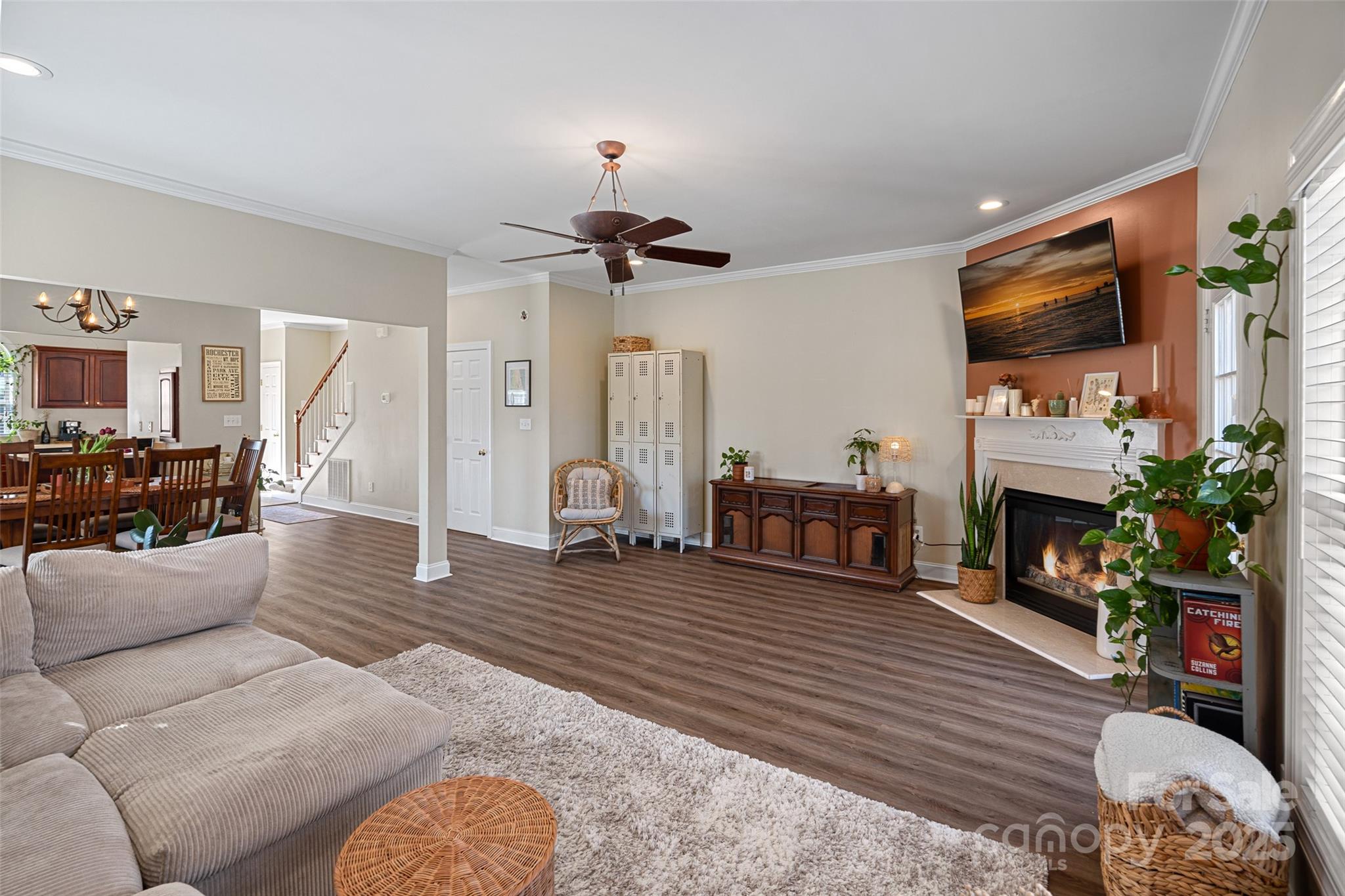 653 Camrose Circle NE