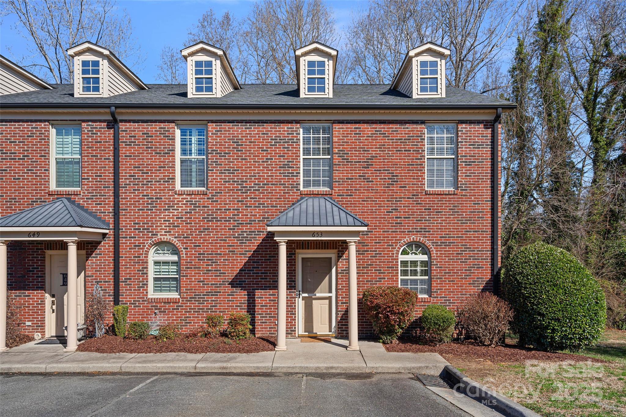 653 Camrose Circle NE