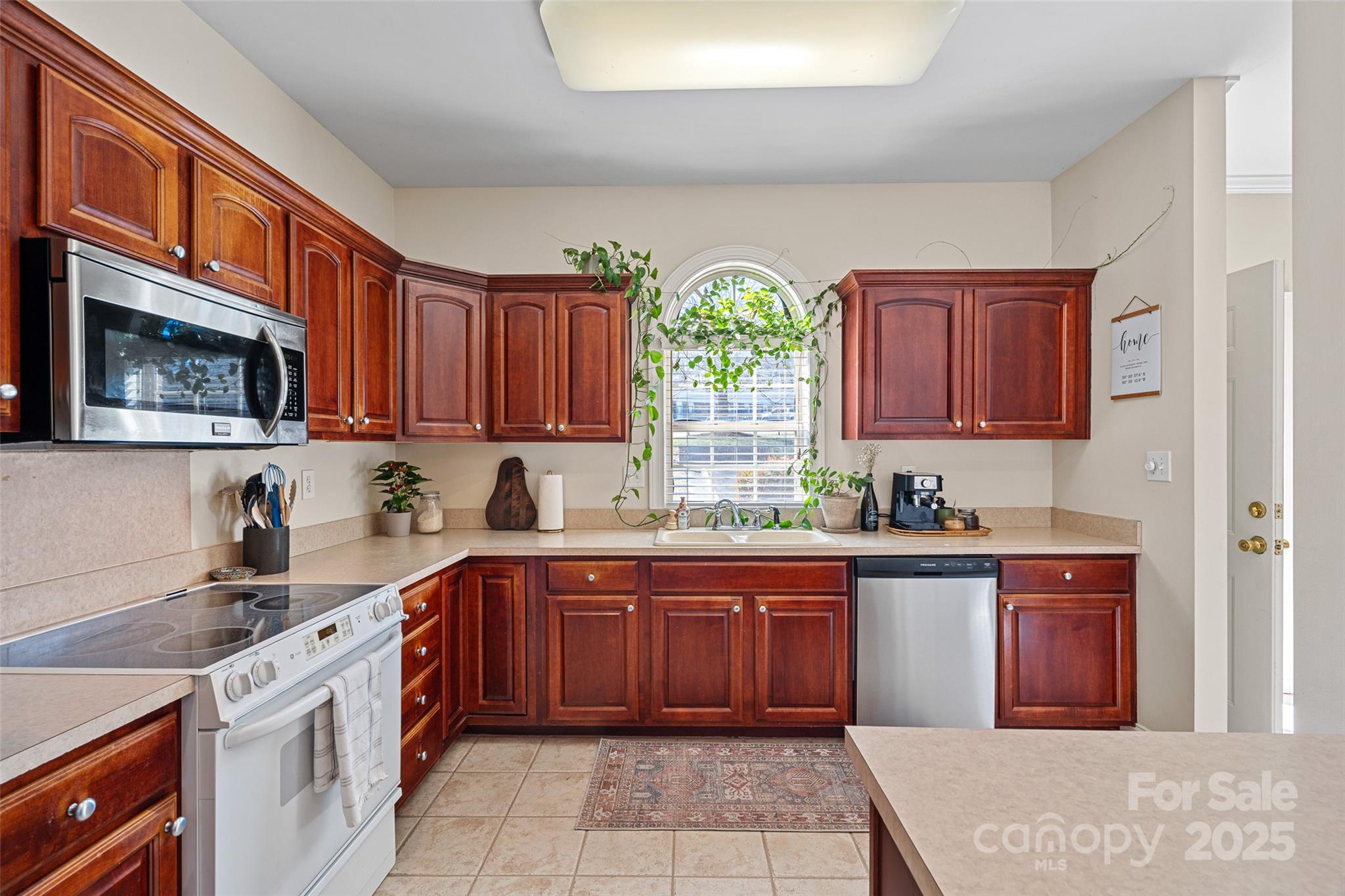653 Camrose Circle NE